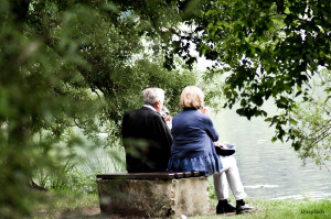 Couple âgé assis près d’un lac